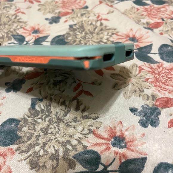 USED Three IPhone XS/IPhone X Cases, Lifeproof & Otter Box - Picture 11 of 11